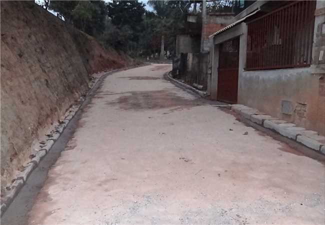 Prefeitura realiza calçamento de rua em Santo Amaro de Minas